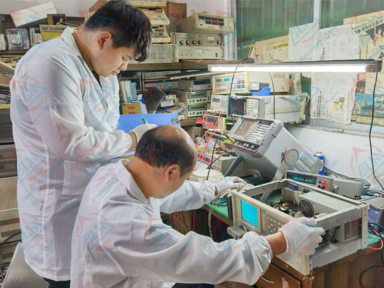 維修工程師正在維修圖片 維修工程師正在維修圖片